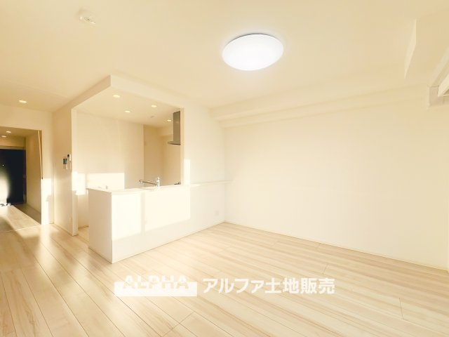 オルシア福生の居間・リビング|【Living room】
◆リビングルーム◆そこには目を輝かせ笑顔で見つめてくれる君がいて、「ただいま」の言葉がこだまする。そんな君の瞳に恋している。