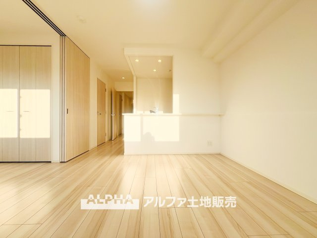 オルシア福生の居間・リビング|【prospect view】
◆採光◆リビングからは透明に限りなく近い空気と採光が射し込んでくる。それは明るさと解放感溢れゆったりとしたひと時を過ごすことが出来る『light view』