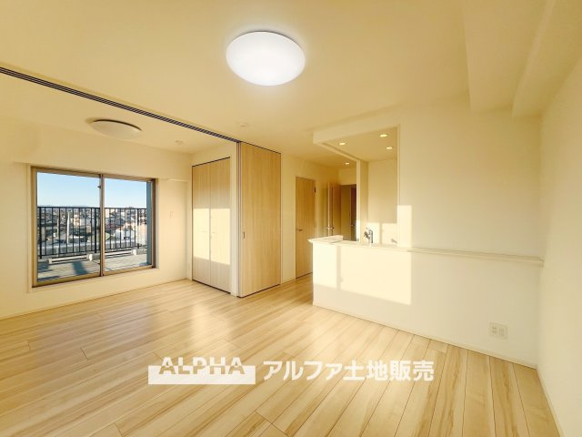 オルシア福生の居間・リビング|【Cool wind】
◆窓を開けると◆大きな窓から降り注ぐ眩いくらいの日差し。暗い部分が一つもないことがコンセプトとなっており、家の中が全て明るいことがポイント。気持ちが高揚するお住いです。