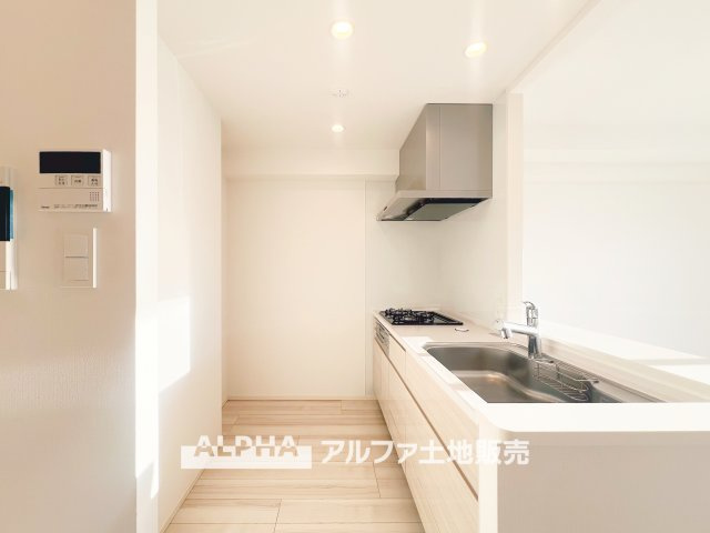 オルシア福生のキッチン|【Kitchen】
◆キッチン◆美しく使いやすいキッチンは油汚れが簡単に拭き取れる素材で加工されており使いやすい仕様です。