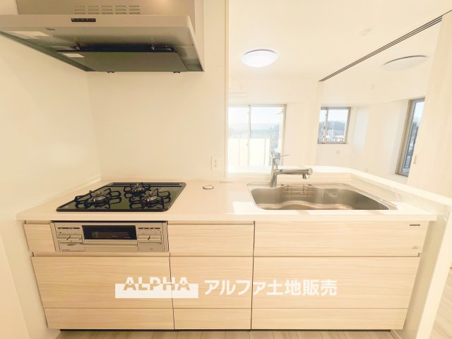 オルシア福生のキッチン|【Happy circle Kitchen】
◆団欒キッチン◆キッチンからは家族の団欒が飛び交い明るい陽射しを浴びながらの朝食は楽しく素敵な時を奏でる空間。