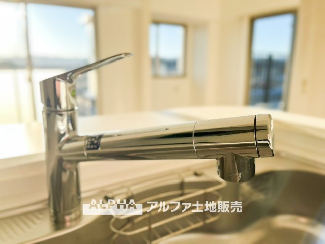 オルシア福生のキッチン|【Water cleaner】
◆浄水器◆蛇口から流れ出すお水はクリーンでいつも楽しめます。また浄水器内臓シャワー混合栓なので場所取らずのスッキリとしたスタイルです。