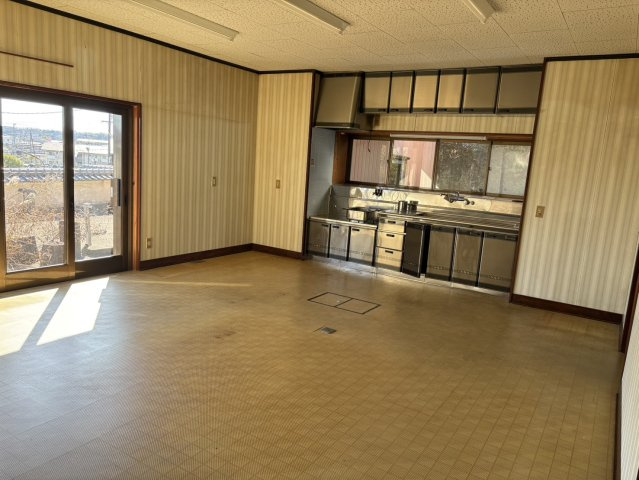 南国市元町３丁目のキッチン|採光の取れるDKで、明るく開放的な空間