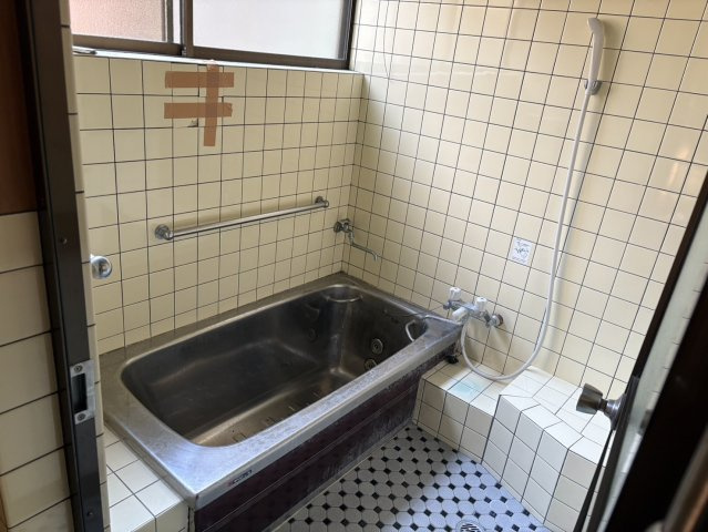 南国市元町３丁目の浴室|手すり付きで、幅広い年代に配慮した浴室