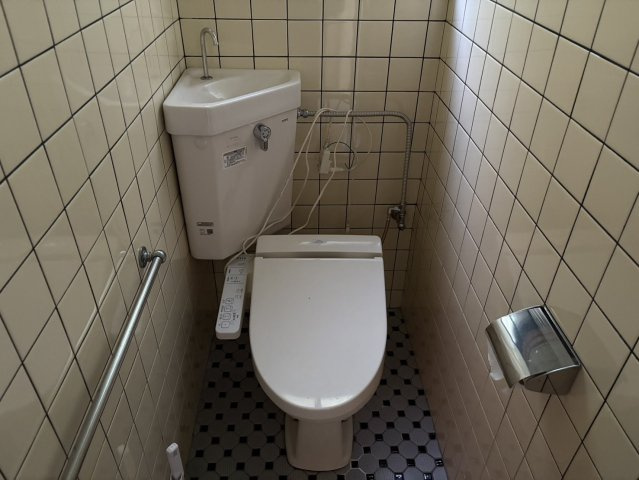南国市元町３丁目のトイレ|タイル張りでお手入れしやすいトイレスペース