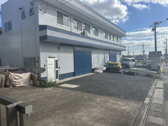 稲垣二階建事務所付倉庫の駐車場