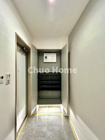 ロイヤルステージ浅草の玄関|【玄関】玄関には大型のシューズクローゼットを設置しておりますのでいつでもスッキリりとした空間を保てます。玄関周りを清潔に使うのはとても大事なことですよね。