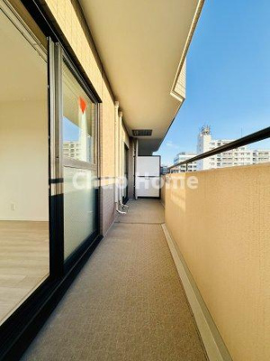 【バルコニー】 | ロイヤルステージ浅草 | 【バルコニー】幅もあって、奥行きもあるゆとりのバルコニー。洗濯物を干したり乾かしたりだけでなく、ただ出てみるだけでも気持ちいいですよ。