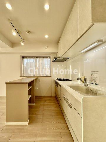 ロイヤルステージ浅草のキッチン|ワイドで収納豊富なシステムキッチン