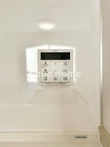 ロイヤルステージ浅草の発電・温水設備|【給湯リモコン】外での一日を忘れさせてくれるオートバス機能でお好みの湯量・温度に調整された浴槽。