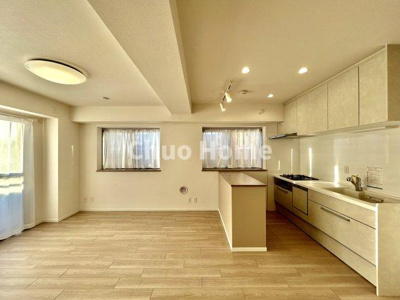 【キッチン】 | ロイヤルステージ浅草 | 視界に広がりを生むオープンなキッチン。料理や片付けをしながら、家族との会話を楽しんだり、リビングで遊ぶ子どもを見守れます。ご見学時には家具の配置などもイメージしながらぜひご覧になって見て下さい。