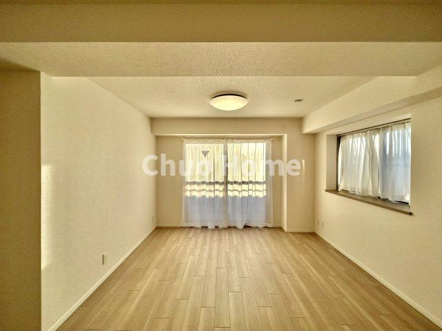 ロイヤルステージ浅草の居間・リビング|【リビングダイニング】一日の中で多くの時間を過すことになるリビングダイニングだからこそ、いつも穏やかな空間であることが必然。爽やかな通風と採光を存分に感じる事が出来る空間です。