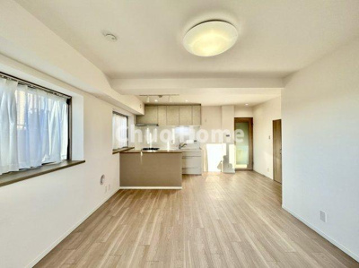 【ダイニング】 | ロイヤルステージ浅草 | 【ダイニング】忙しい朝でも、しっかり家族が揃って食事をして頂けるゆとりある大きさのダイニングスペース。奥様が作る手料理をカウンター越しに受けとって頂き、テーブルで囲む素敵な時間を存分に愉しんで下さい。