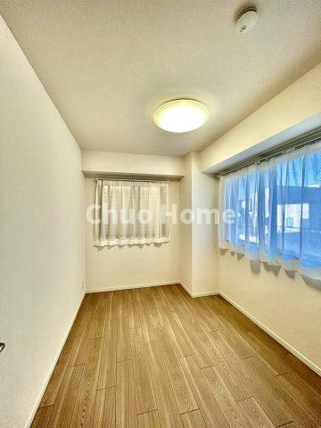 ロイヤルステージ浅草の寝室|【寝室】心と体をゆったりと安らげる主寝室。寝室のゆとりが大きい分だけ、暮らしの安らぎは深まります。一日の疲れを癒すだけでなく、ご夫婦の親密な語らいを紡ぎ出します