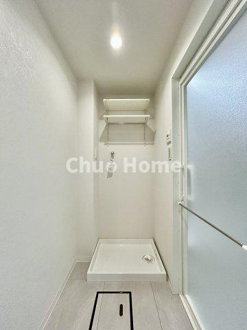 ロイヤルステージ浅草のランドリースペース|【ランドリースペース】担当者がスケールを持ち歩いておりますので、ご見学時には現在お使いの洗濯機などがきちんと収まるかなどもチェックして下さい。見学前に測っておくと非常に便利だと思います。