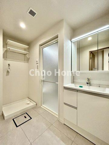 ロイヤルステージ浅草の脱衣所|【洗面所】明るい洗面所は朝をすっきりさせてくれる空間です。バタバタしている忙しい朝でも収納が多い洗面台では短い時間で効率良く支度ができます。