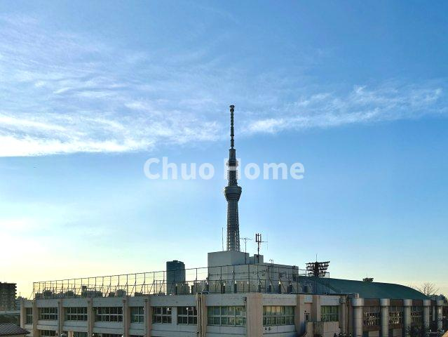 ロイヤルステージ浅草の展望|手を伸ばせば、ふれることが出来そうな環境が、そのままインテリアになったような印象です。その豊かな眺望にふさわしい空間には、通風・採光にも優れ、心地よい光と風があふれています