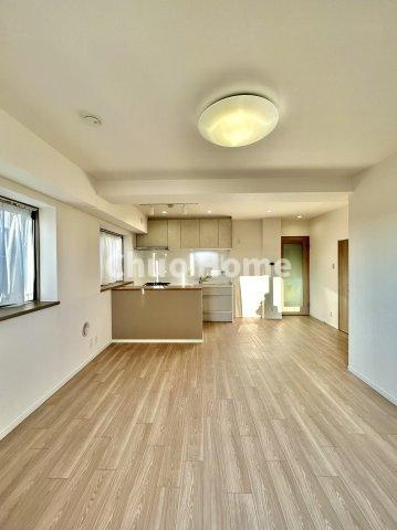 ロイヤルステージ浅草の居間・リビング|【居間・リビング】「ＬＤＫは家族団らんをデザイン」広いＬＤＫでは家族が集まり一緒の時間を過ごせる工夫がされております。何気ない一日の当たり前のひとコマがいつか一生の宝物になります