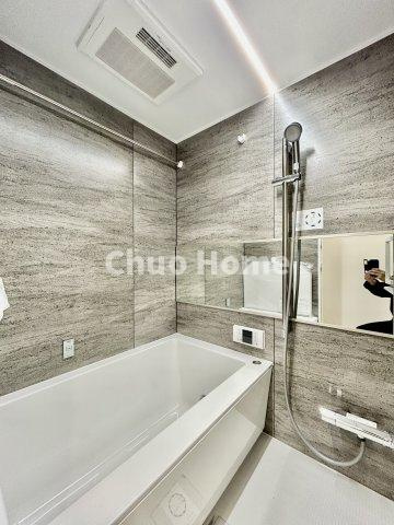 ロイヤルステージ浅草の浴室|【バスルーム】暖房換気乾燥機付きシステムバスルーム。暖房・冷風・換気・乾燥など、毎日を快適に過ごせるうれしい機能が揃っています。雨の日の洗濯物も安心です。