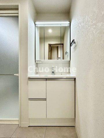 ロイヤルステージ浅草の独立洗面台|【洗面化粧台】洗面化粧台には三面鏡を採用。身だしなみを整えやすい事はもちろんですが、鏡の後ろに収納スペースを設ける事により、散らかりやすい洗面スペースをすっきりさせる事が出来るのも嬉しいですね