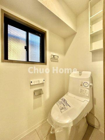 ロイヤルステージ浅草のトイレ|【トイレ】 収納スペースをしっかりと確保した温水洗浄便座機能付きトイレ。温水洗浄便座は清潔にお使いいただくための大切なアイテムです。