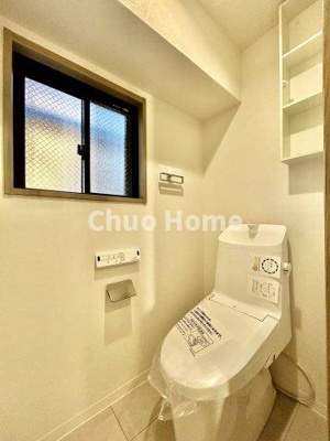 【トイレ】 | ロイヤルステージ浅草 | 【トイレ】 収納スペースをしっかりと確保した温水洗浄便座機能付きトイレ。温水洗浄便座は清潔にお使いいただくための大切なアイテムです。