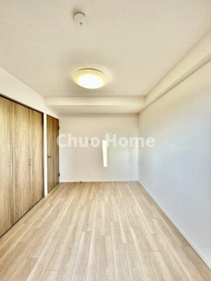 【洋室】 | ロイヤルステージ浅草 | 【洋室】快適に過ごす条件は、一人ひとり違います。だからこそ飾り過ぎないシンプルな内装と偏り過ぎないデザインで統一しております。居住していく中でオーナー様だけの【マイホーム】に創り上げて下さい