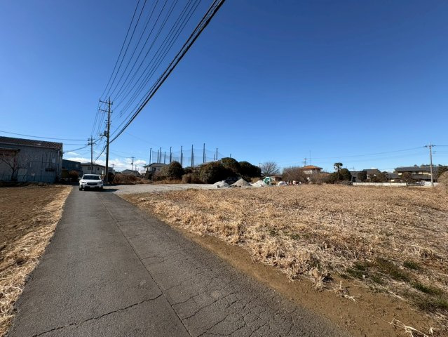 坂戸市中小坂　建築条件なし売地　東武東上線『鶴ヶ島駅』徒歩28分　【上谷小学区】の前面道路含む現地写真