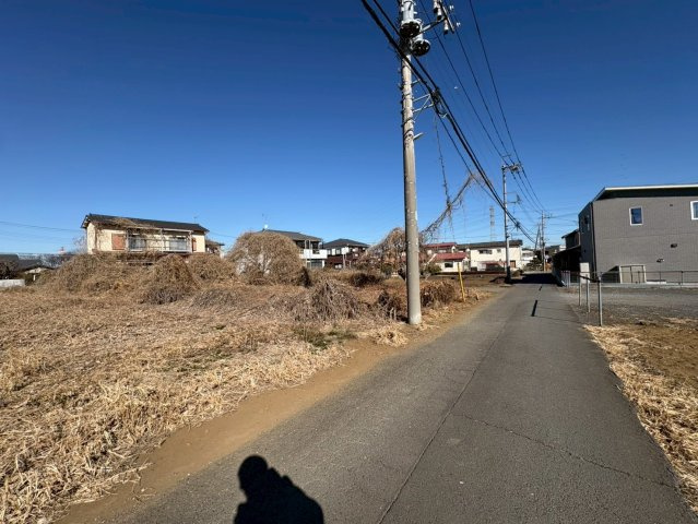 坂戸市中小坂　建築条件なし売地　東武東上線『鶴ヶ島駅』徒歩28分　【上谷小学区】の前面道路含む現地写真