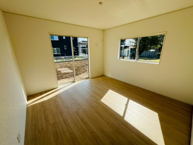 【Cradle Garden】　猿島郡五霞町小手指　第１　全1邸の洋室|〇洋室　8.5帖〇
南面に面していますので朝も気持ちよく日差しがふりそそぎます♪
2026年5月撮影