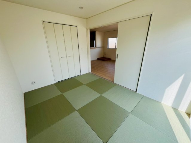 【Cradle Garden】　猿島郡五霞町小手指　第１　全1邸の和室|〇和室　6帖〇
リビングと続き間の和室です。お子様のお昼寝スペースとしてもご活用いただけます♪リビングにいながらお子様の様子を見守ることができます（＾＾）
2026年5月撮影