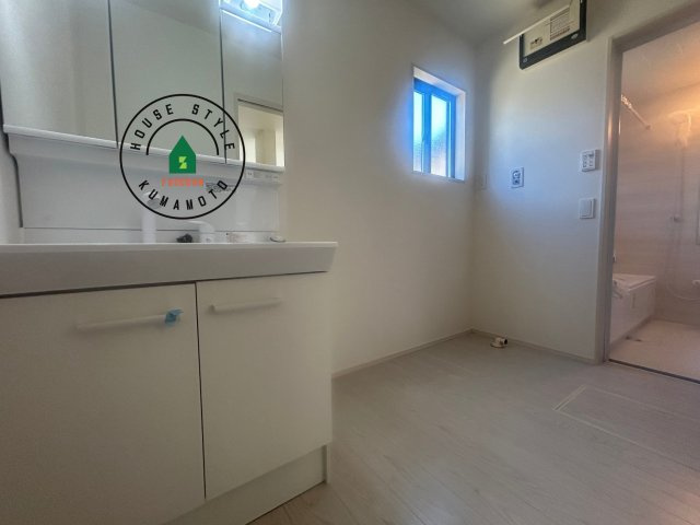 熊本市南区富合町杉島第2-2棟(1号棟)の内観：施工例|ゆとりの洗面スペースで朝の身支度もスムーズに。暮らしを快適に変えるシャワー付洗面台です！