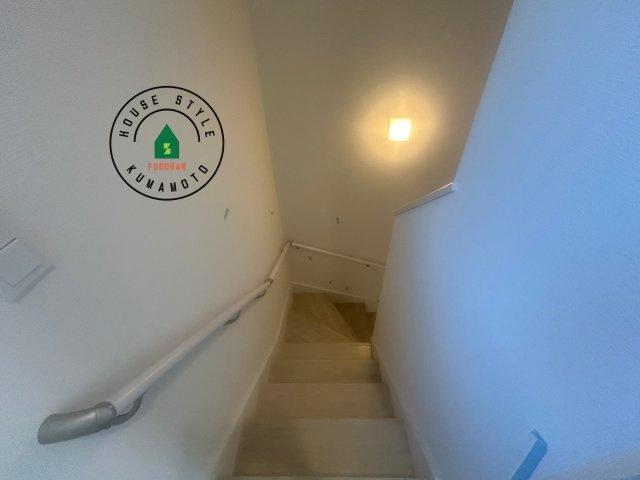 熊本市南区富合町杉島第2-2棟(1号棟)の内観：施工例|＜手すり付階段＞手すりがないと階段の昇り降りで危険なことはもちろん、壁に手をつきながら歩くことで壁紙が汚れやすくなります。すべての方に快適に昇り降りしていただくため、手すりを設置しました。