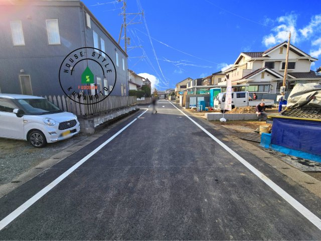 熊本市南区富合町杉島第2-2棟(1号棟)の前面道路含む現地写真|前面道路は閑静な住宅地をはしる車通りの少ない道路。お車の出し入れが苦手なママや小さなお子様にも安心ですね。しっかり舗装もされているので、ベビーカーや自転車で通っても快適に通行できます。