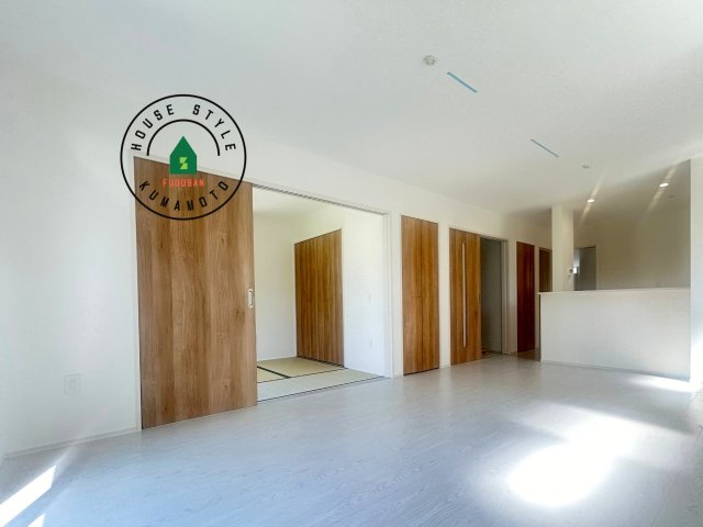 熊本市南区富合町杉島第2-2棟(1号棟)の内観：施工例|ご家族を近くに感じられる対面キッチンのLDK。会話もはずみそうですね。