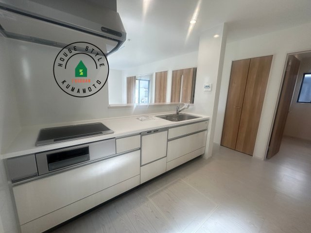 熊本市南区富合町杉島第2-2棟(1号棟)の内観：施工例|ご家族を近くに感じられる対面キッチンのLDK。会話もはずみそうですね。