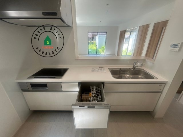 熊本市南区富合町杉島第2-2棟(1号棟)の内観：施工例|ダイニングテーブルへの配膳がラクラク、お料理はかどるカウンター付きシステムキッチン！