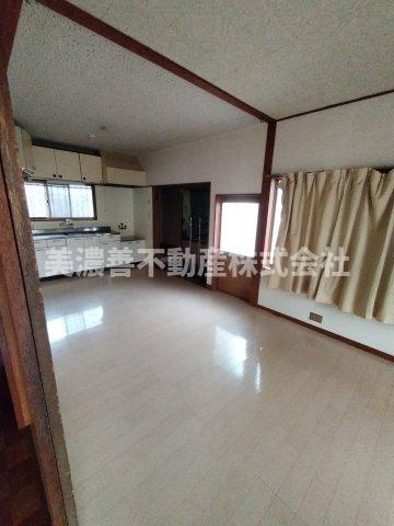 ６６０８４　岐阜市又丸町畑中古戸建ての居間・リビング