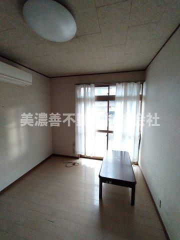 ６６０８４　岐阜市又丸町畑中古戸建ての居間・リビング