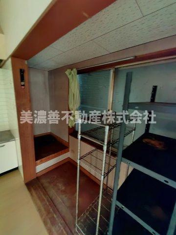 ６６０８４　岐阜市又丸町畑中古戸建てのキッチン|キッチン横