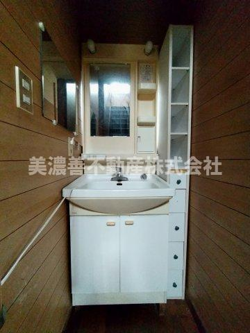 ６６０８４　岐阜市又丸町畑中古戸建ての独立洗面台