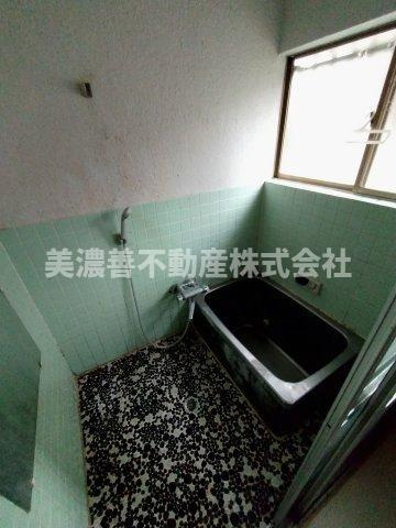 ６６０８４　岐阜市又丸町畑中古戸建ての浴室