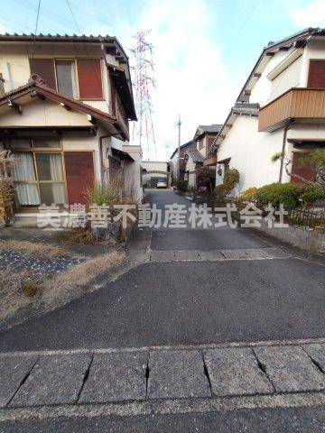６６０８４　岐阜市又丸町畑中古戸建ての前面道路含む現地写真|東側道路