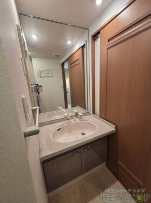 【洗面所】 | バローネ八雲 | 忙しい朝の身支度に便利なシャワー付き洗面化粧台