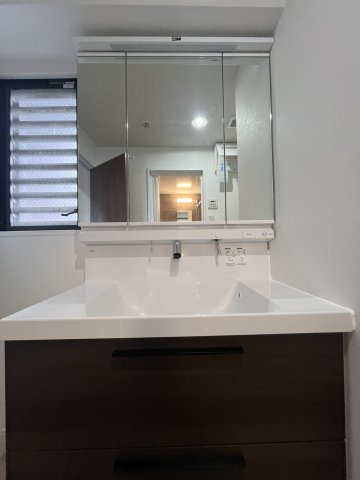 クレスト小笹の独立洗面台|個人的に、リフォームするならこだわりたいランキング第1位！！洗面です。収納豊富な3面鏡は朝の強い味方