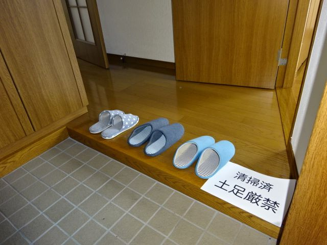 オアシス弐番館の玄関