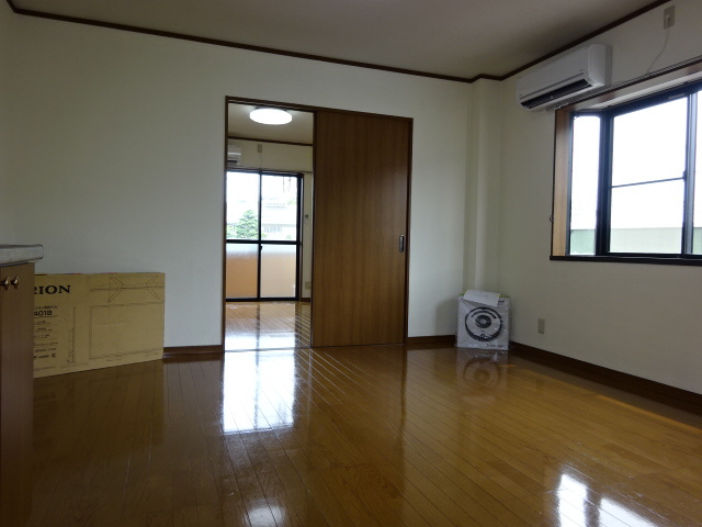 オアシス弐番館の居間・リビング