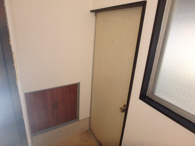 S1409R　長谷川ビルの玄関