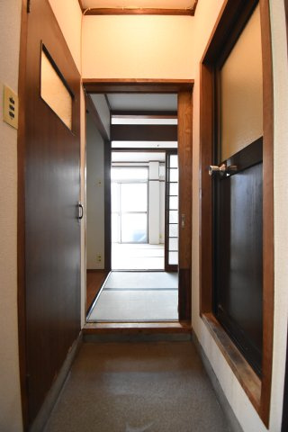 中央マンションの玄関