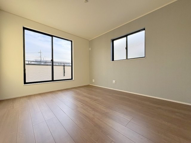 三郷市鷹野1丁目　新築戸建　全2棟　A号棟の洋室|バルコニーに面した明るい洋室7.25帖